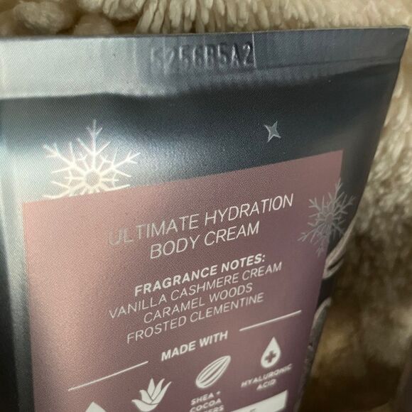 Bath and Body Works Snowflakes & Cashmere - Picture 2 of 3